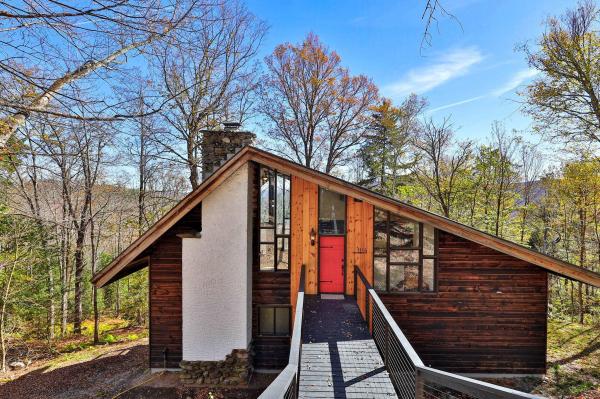 1114 Hawk Mountain Road