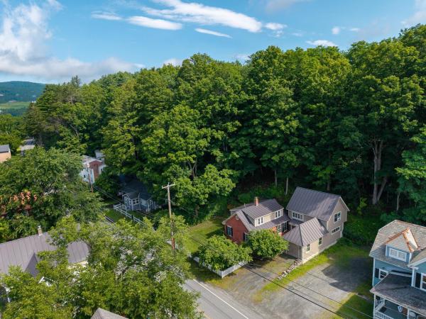 2039 Quechee Main Street