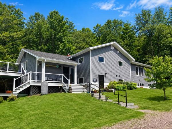 1093 East Hill Road